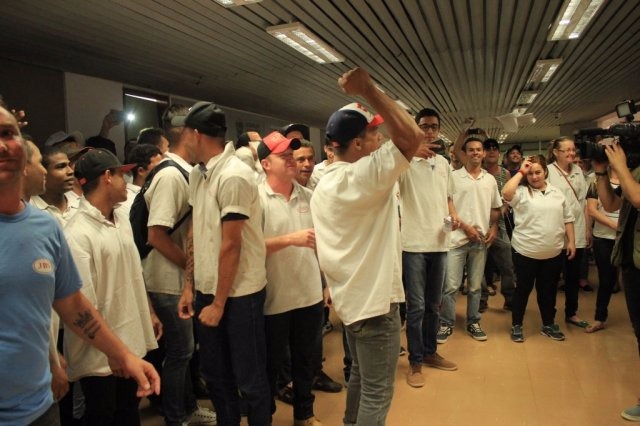 Trabalhadores da JBS se reuniram no saguão da Assembleia Legislativa para protestar contra os parlamentares da CPI (Foto: Marina Pacheco/Campo Grande News)