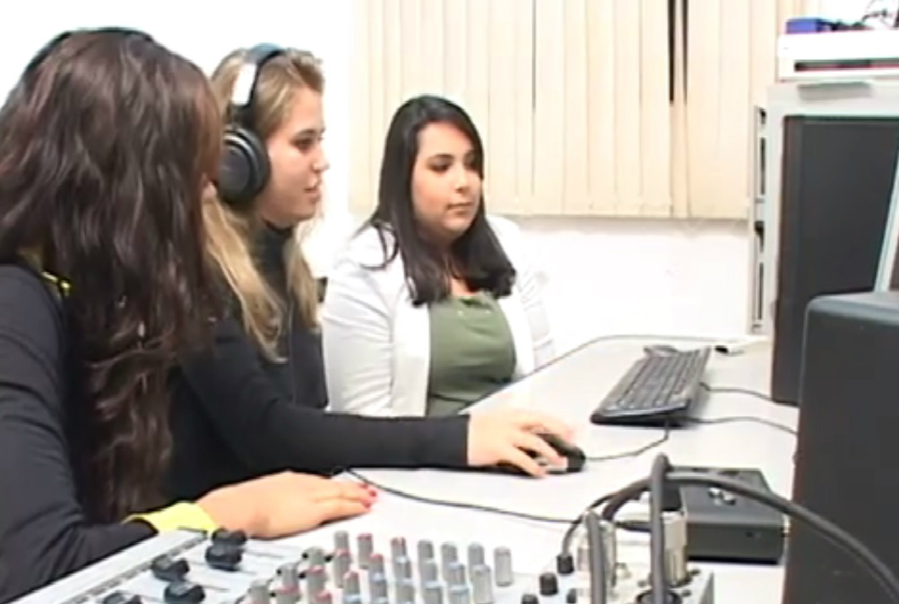Os alunos do segundo ano do curso de jornalismo da AEMS inauguram a Rádio Estação Universitária. (Foto: Assessoria)