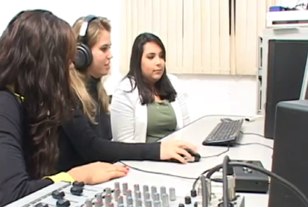 Alunos de jornalismo da AEMS inauguram Rádio Estação Universitária Os alunos do segundo ano do curso de jornalismo da AEMS inauguram a Rádio Estação Universitária. (Foto: Assessoria)