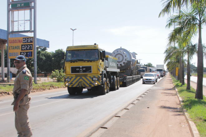 Carretas superdimensionadas com cargas especiais cruzam a Avenida Ranulpho Marques Leal exigindo atenção redobrada da Polícia Rodoviária Federal devido o congestionamento do trânsito (Foto: Ricardo Ojeda)  