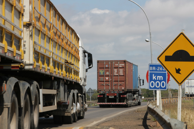 Placo indicado o KM 0 da BR 262, em cima da barragem da hidrelétrica de jupiá, onde trafegam diariamente na travessia da barragem 9.643 veículos. Já do trecho que inicia em frente à Mabel até o centro de Três Lagoas, trafegam em média 25 mil veículos por dia (Foto: Ricardo Ojeda)