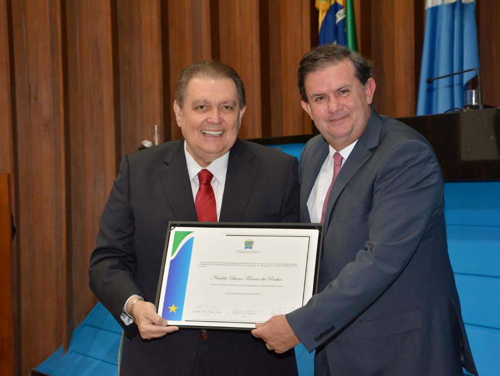Nivaldo Bueno Franco da Rocha é homenageado por Eduardo Rocha na Assembleia Legislativa O empresário de comunicação, Nivaldo Bueno Franco da Rocha recebeu o título de cidadão Sul-Mato-Grossense das mãos do deputado Eduardo Rocha (Foto: Divulgação)