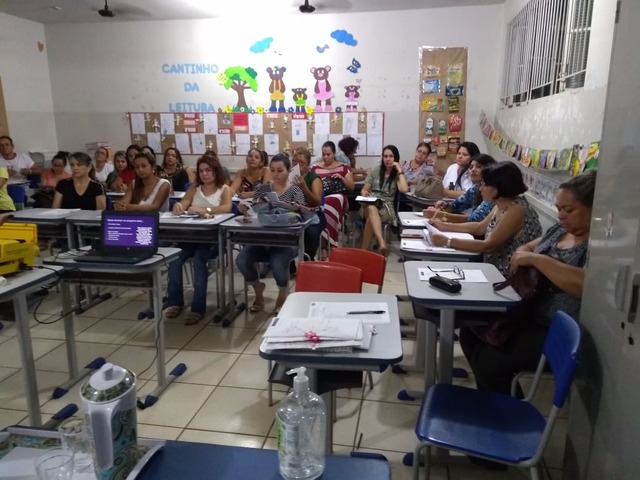Escola Municipal de Três Lagoas realiza segunda formação continuada sobre a BNCC Mestre e professora da UFMS abordou tema com aproximadamente 45 professores da Unidade (Foto/Assessoria)
