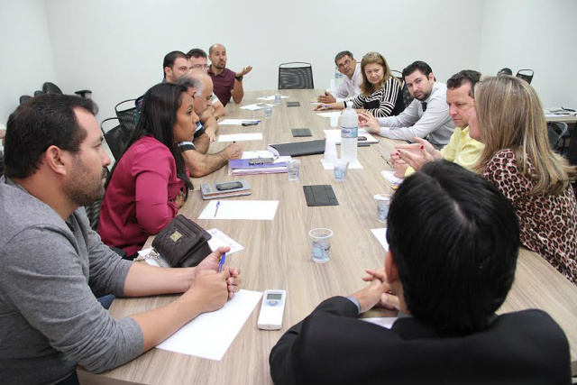 Vereadores apoiam servidores municipais na negociação salarial Os vereadores se reuniram com representantes sindicais e
servidores na Câmara Municipal (foto: divulgação).
