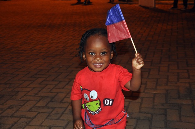 Três-lagoenses prestigiam festividade em alusão ao Dia da Bandeira Haitiana Aproximadamente 300 pessoas passaram pela praça Senador Ramez Tebet na última sexta-feira (Foto/Assessoria)