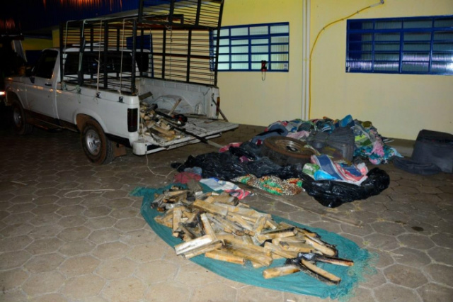 PRF apreende caminhonete com 320 kg de maconha em Bataguassu A caminhonete, que escondia os entorpecentes em um fundo falso, era carregada com redes (Foto: Sérgio Melucci / Rádio Portal News)