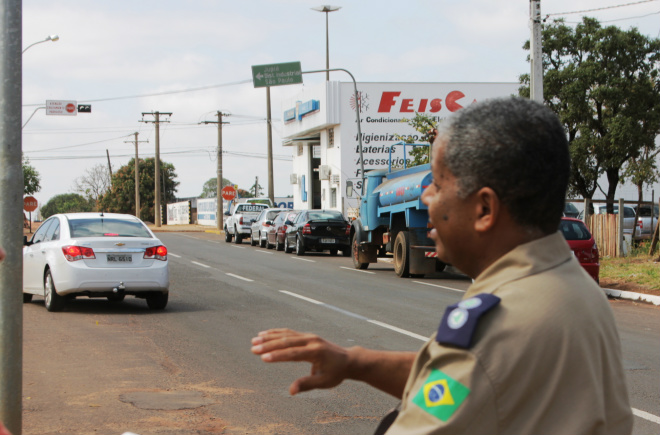 No cruzamento da BR 262 com a Rosário Congro, há uma distância de 80 metros da Ranulpho Marques Leal que por sua vez não dá visibilidade para o motorista que segue pela Rosário assim que entra na rodovia, comprovou o policial rodoviário Evanderlei (Foto: Ricardo Ojeda)