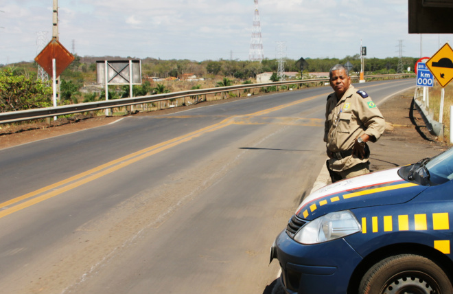 O agente da PRF, Evanderlei Lúcio da Silva com a equipe de reportagem percorreram o trecho das rodovias BR 262 e 158, que corta Três Lagoas tendo como ponto de partida o Km 0, da BR 262 (Foto: Ricardo Ojeda)