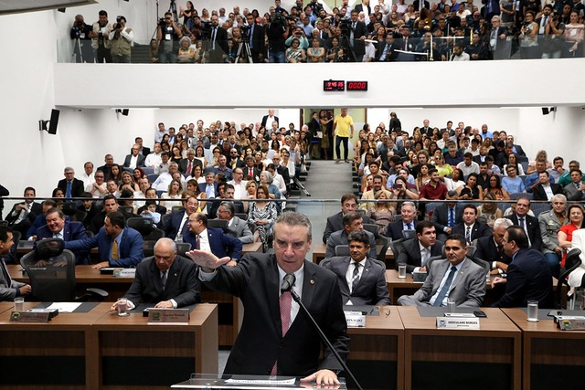 Mesa Diretora é eleita e Paulo Corrêa é o novo presidente da Assembleia Legislativa Paulo Corrêa faz seu juramento. Foto: Foto: Luciana Nassar, Wagner Guimarães e Victor Chileno/ALMS