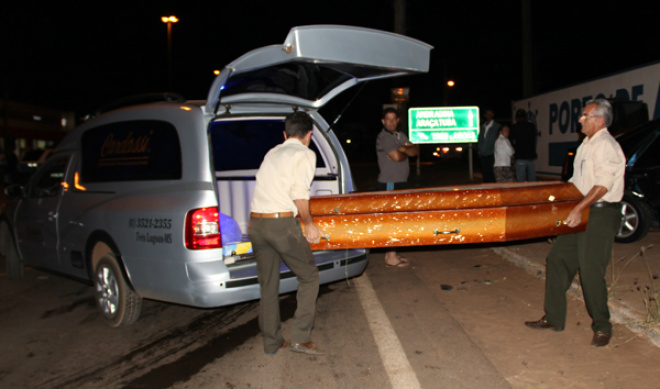 Nas fotos, o acidente registrado em 23 de agosto quando um veículo Fusion seguia em alta velocidade pela Rosário Congro e colidiu com um Tempra que seguia pela Ranulpho Marques Leal, (BR 262). A colisão foi tão forte que os ocupantes do Tempra ficaram presos entre as ferragens e deixou como vítima fatal, a estudante Luana Graciela Martins Ferreira, de 29 anos. Veja mais abaixo. (Fotos: Perfil  News)