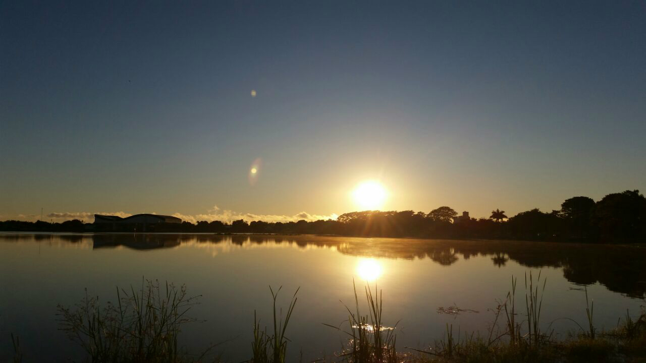 Manhã de sexta-feira inicia com sol e algumas nuvens O sol pela manhã reflete nas águas da lagoa maior, completando a bela paisagem. (Foto: Ricardo Ojeda)