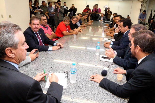 Após protesto, deputados integrantes da CPI se reuniram com uma comissão de trabalhadores da JBS (Foto: Victor Chileno)