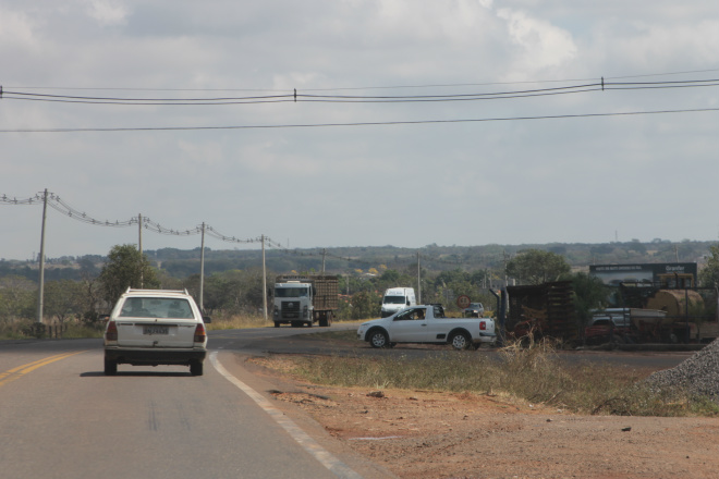 Outros problemas encontrados nas BRs 262 e 158  é que as vias não possuem faixa de domínio e proliferam as passagens clandestinas (Foto: Ricardo Ojeda)