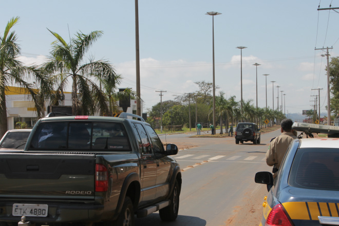 Na região da UFMS foi instalado pelo Dnit, um redutor de velocidade com o intuito de diminuir o número de acidentes, porém, com o cruzamento mau projetado da via que cruza com a universidade ainda compromete o trânsito no local (Foto: Ricardo Ojeda)