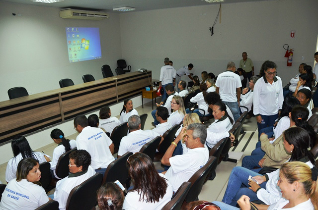 Saúde capacita equipes de mobilização contra dengue e chikungunya Uma dessas capacitações aconteceu no plenarinho da Câmara Municipal, direcionada às equipes de Controle de Vetores (Foto: Assecom)