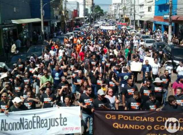 Categorias não aceitam abono e ameaçam paralisar Estado no início de maio A assembleia geral aconteceu na manhã desse sábado (9) (Foto: Midiamax/Cleber Gellio)