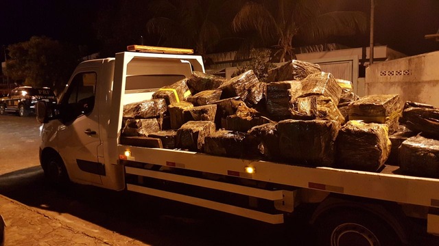 O caminhão, a droga e o motorista foram encaminhados para a Delegacia de Polícia Civil de Bataguassu (Foto: PRF / Divulgação)