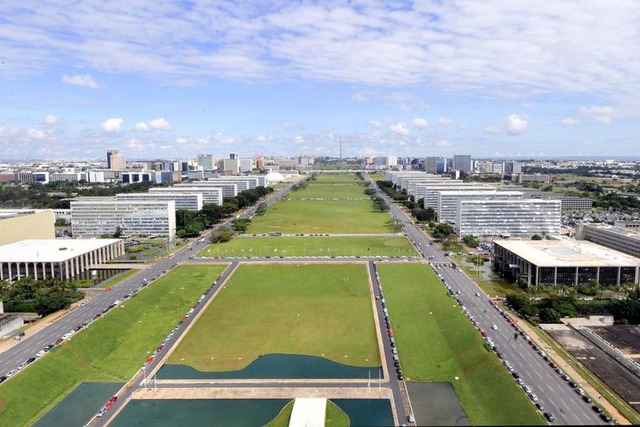 Com corte de 21 mil cargos, governo quer economizar R$ 209 mi por ano O governo pretende economizar R$ 209 milhões por ano com o corte de 21 mil cargos comissionados - Arquivo/Marcello Casal Jr.