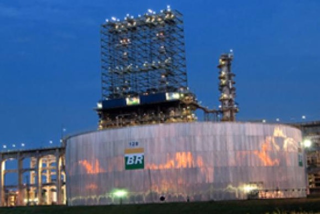 Petrobras reajustará amanhã o preço da gasolina em 4,2% nas refinarias de todo o país (Divulgação/Petrobras)