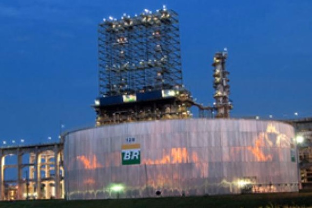 Petrobras aumenta preço da gasolina em 4,2% nas refinarias Petrobras reajustará amanhã o preço da gasolina em 4,2% nas refinarias de todo o país (Divulgação/Petrobras)