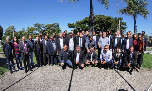 Prefeitos de Mato Grosso do Sul na Capital Federal querem que presidenciáveis assumasm compromissos com os município (Foto: Assessoria )