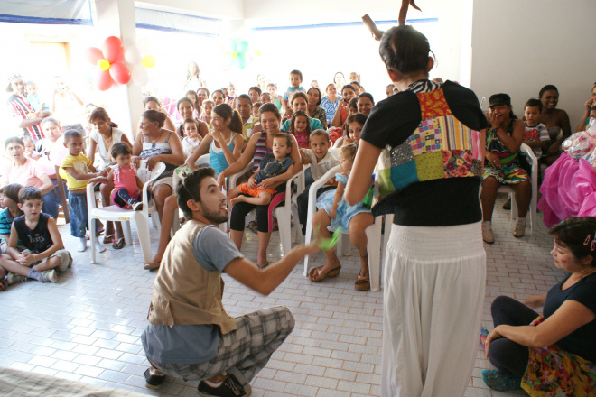 Crianças durante apresentação do grupo de teatro. Foto: Divulgação