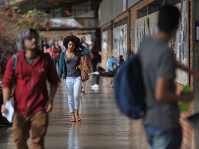 Termina hoje prazo de matrícula de selecionados pelo Sisu nas universidades Acadêmicos em corredor de universidade (Foto: Marcello Casal Jr/Agência Brasil)