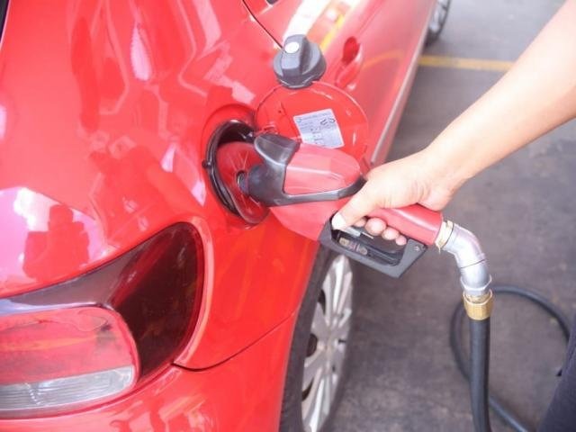 A R$ 3,32, etanol no Estado está 19% mais caro do que média nacional Motorista abastece carro em posto da Capital (Foto: Paulo Francis)