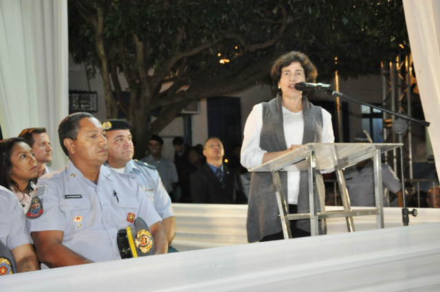 Prefeita Marcia Moura participa da formação de soldados do 2º BPM Após discusar, a prefeita participou da entrega das divisas e dos prêmios aos três primeiros colocados (Foto: Assessoria de Comunicação)