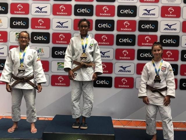Judocas de MS terminam Brasileiro Interclubes com 1 ouro, 1 prata e 3 bronzes Alexia Nascimento no alto do pódio (Foto: FJMS/Divulgação)