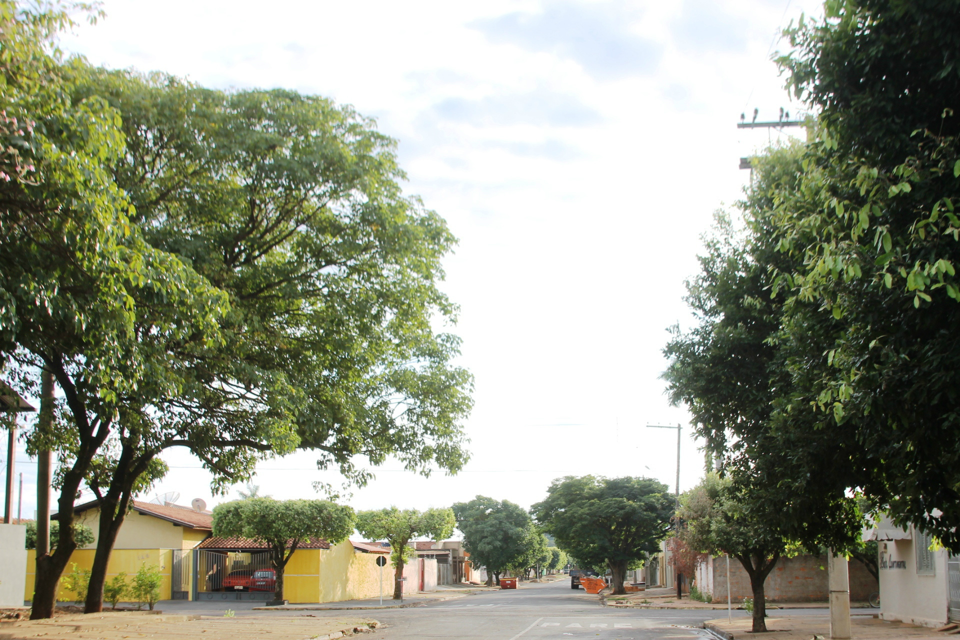 A manhã de sábado inicia com céu aberto e algumas nuvens. (Foto: Kênia Guimarães)