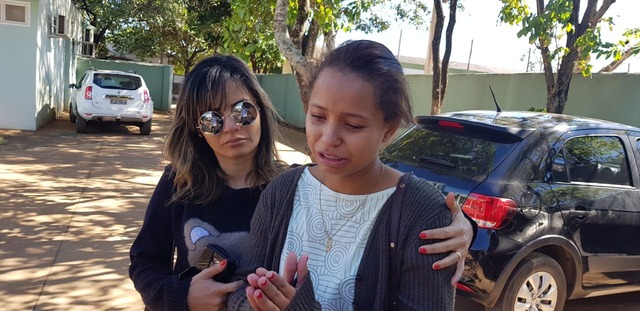 Muito emocionada, chorando muito a viúva, amparada pela irmã falou sua versão do crime aos profissionais da imprensa (Foto: Ricardo Ojeda)