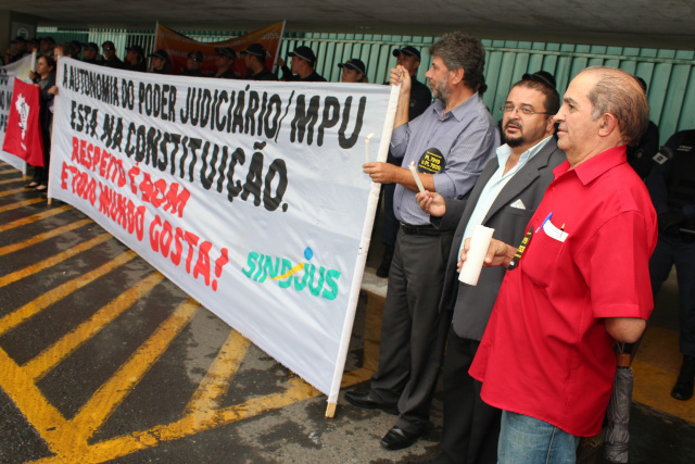 Servidores do judiciário federal e MPU de MS agitaram Brasília No chão, foram afixadas velas acesas indicando os números dos PLs (Foto: Divulgação)