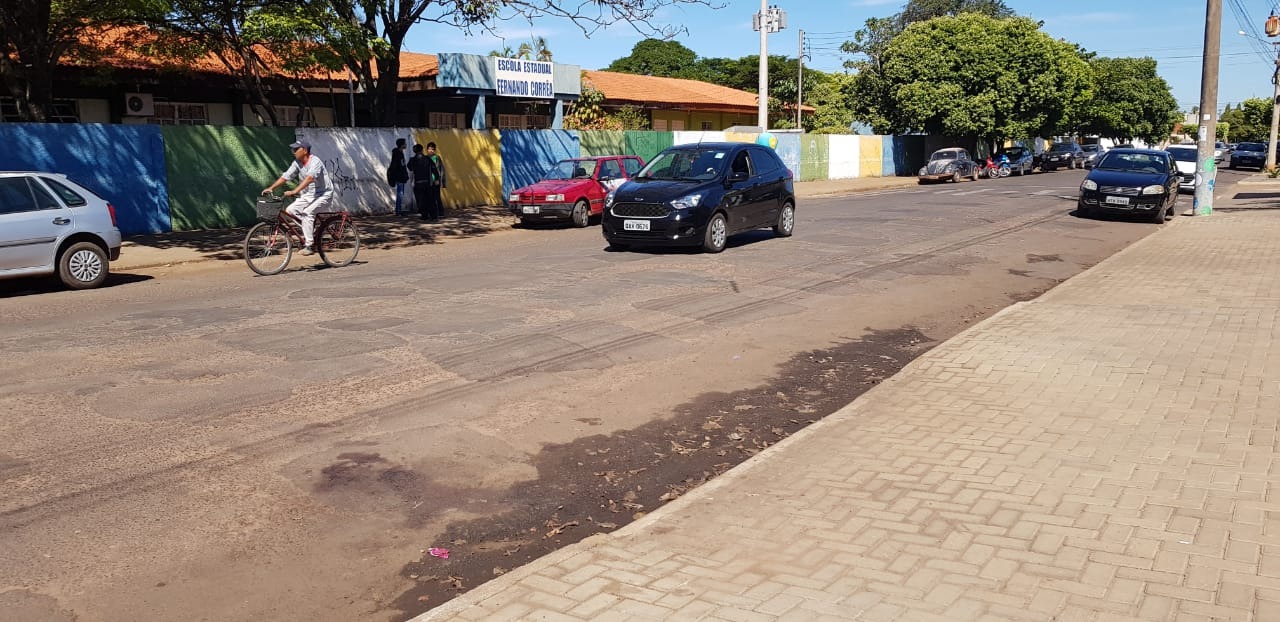 Defesa de cabeleireira acusada de assassinato será feita por quatro advogados O asfalto ainda está com manchas de sangue no local onde Camilo cau e recebeu a facada no peito, perfurando seu coração (Foto: Ricardo Ojeda)