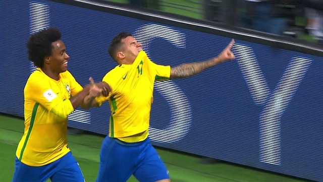 Philipe Coutinho marca após lindo lance com Gabriel Jesus. (Foto: Reprodução Internet)