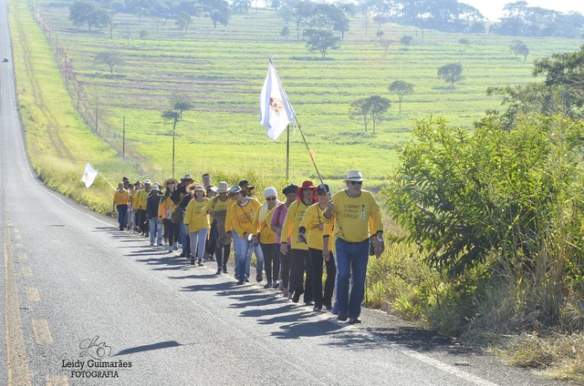 Durante a caminhada alguns motoristas param na estrada e oferecem água e alimentação aos romeiros (Foto: Leidy Guimarães)