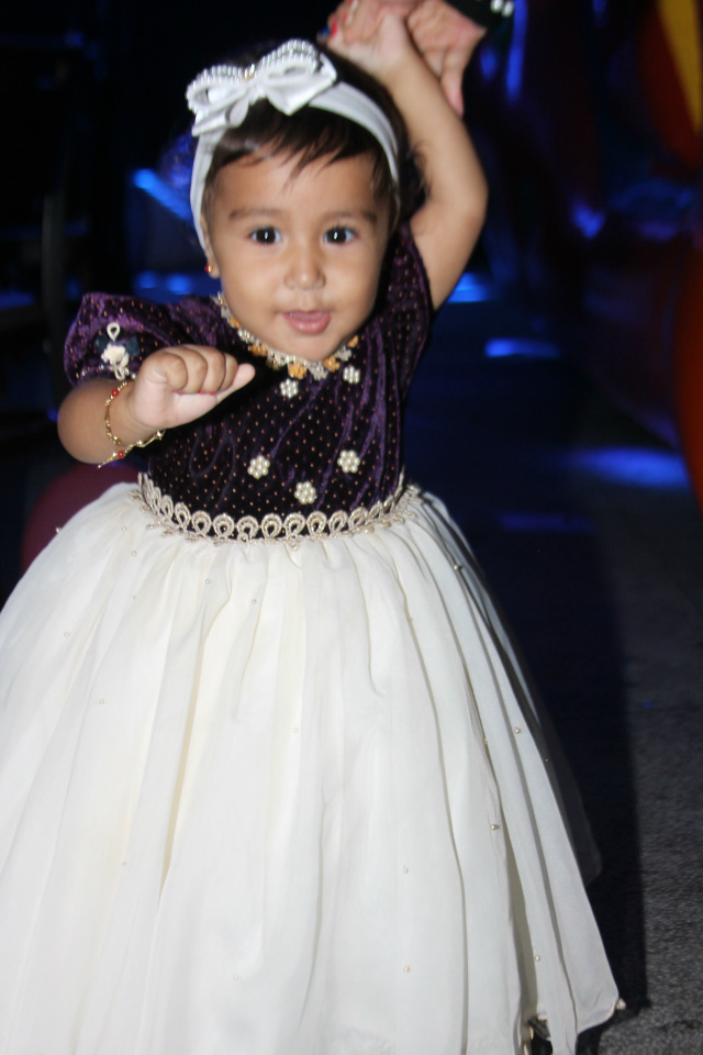 Sertanejos animaram a festa de 1 aninho da Emanuele Vestida como uma princesinha, Emanuele foi o centro das atenções dos convidados (Foto: Rodolfo Gomes)