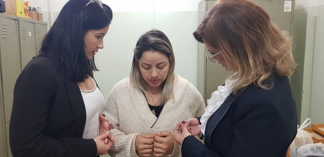 Após três dias do crime, cabeleireira está no 1º DP para ser ouvida pelo delegado As advogadas Rozana Gomes e Simone Siqueira conversa com sua cliente enquanto aguarda ser ouvida pelo delegado responsável pelo caso (Foto: Ricardo Ojeda/Perfil News)