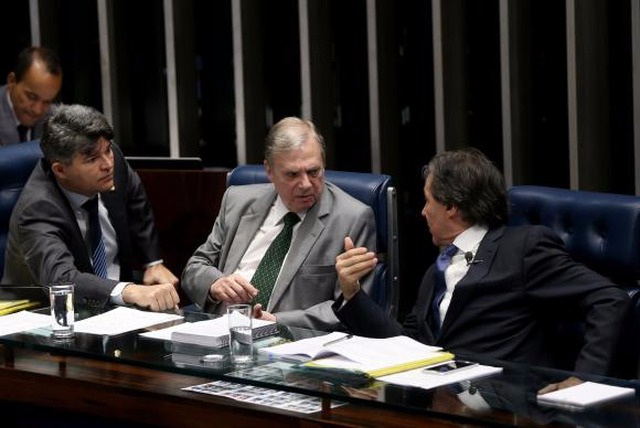 Senadores José Medeiros, Tasso Jereissati e Eunício Oliveira durante sessão do plenária do Senado que derrubou medidas cautelares impostas a Aécio Neves (Foto:Wilson Dias/Agência Brasil)