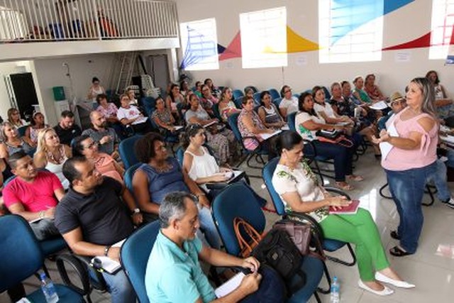 Secretária interina de Educação e Cultura de Três Lagoas realiza reunião com Diretores da REME