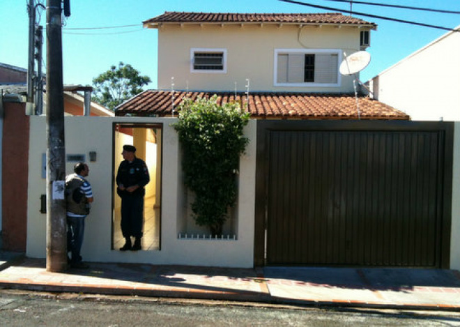 O crime aconteceu na casa da família, no Bairro São Francisco (Foto: Bruno Henrique / Correio do Estado)