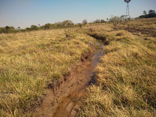 Pecuarista é autuado em R$ 5 mil por construir drenos ilegais Valetas, para dreno de água. (Foto: Divulgação/PMA)