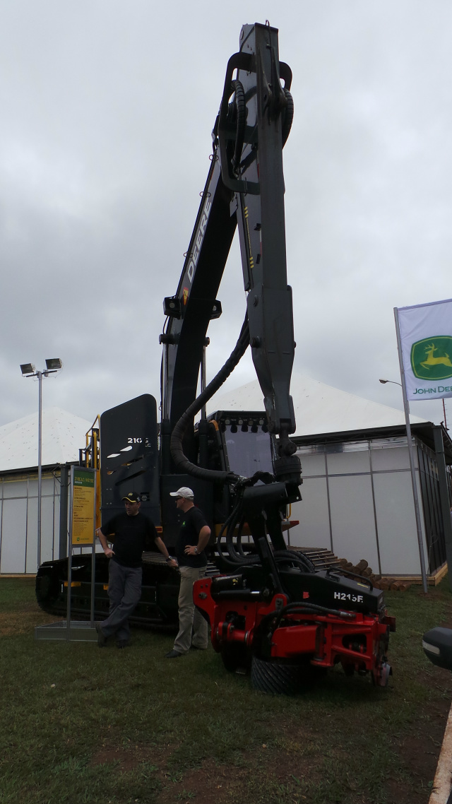 Equipamentos com tecnologia de ponta estão expostos na feira atraindo a atenção do público (Foto: Ricardo Ojeda) 