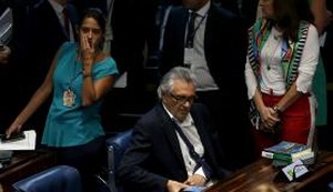 Aécio comemora decisão do Senado e diz que vai provar sua inocência na Justiça Brasília - Senador Ronaldo Caiado durante sessão do plenária do Senado que revogou o afastamento parlamentar de Aécio Neves, imposto pela Primeira Turma do STF (Wilson Dias/Agência Brasil) Foto: Wilson Dias/Agência Brasil
