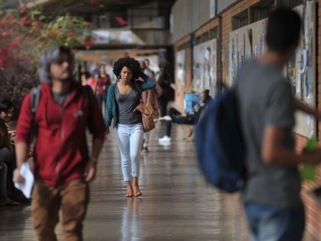 Candidatos têm até hoje para participar da lista de espera do Sisu Acadêmicos no corredor de universidade (Foto: Marcello Casal Jr/Agência Brasi/)