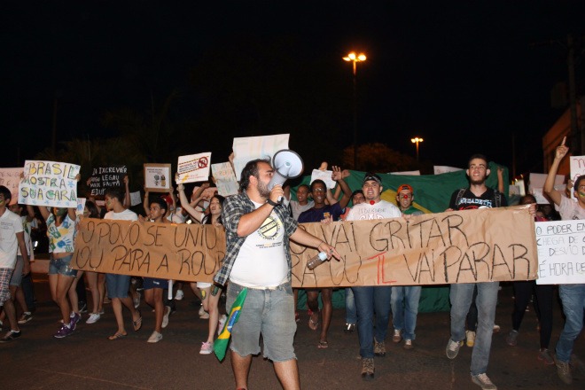 Os três-lagoenses também promoveram manifestações na cidade estimulados pelos protestos na grandes cidades e capitais do país (Arquivo / Perfil News)