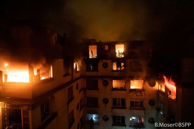 Incêndio em edifício em Paris deixa dez mortos e 30 feridos Brigada dos Sapeurs-Pompiers de Paris/Reuters/Agência Brasil