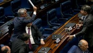 Aécio comemora decisão do Senado e diz que vai provar sua inocência na Justiça Senadores Humberto Costa e José Medeiros discutem durante sessão plenária do Senado (Foto/ Wilson Dias/Agência Brasil)