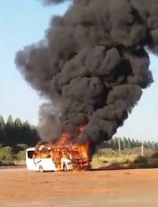 Fogo destruiu o veículo. (Foto: Reprodução/ Divulgação). 