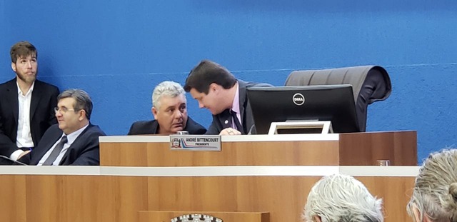 Câmara de Três Lagoas volta do recesso e começa o ano com balanço e expectativas O Presidente da Câmara, André Bittencourt, conversa com o prefeito Ângelo Guerreiro.